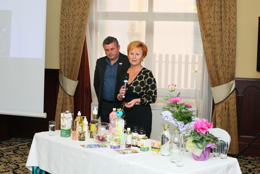 A Biocom ünnepi kínálatát építi fel éppen az ágvezető házaspár: Czentlaki Beatrix és Zoltán