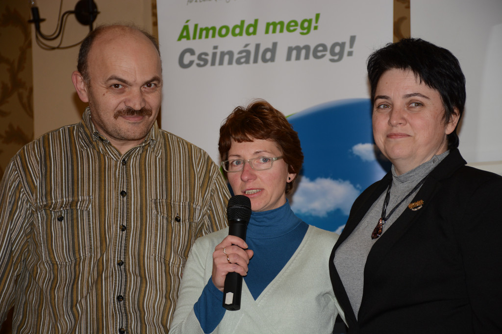 A Turóczi-ág egyik új hálózatvezetője, Ercse Laura a boldog szponzor-házaspár, Gligor Erika és István ölelésében