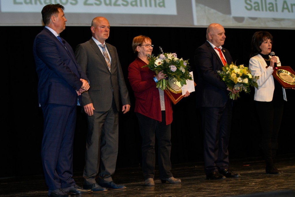 Megható pillanat: két évtizedes munka elismerése a színpadon. (Balról: Kovács Zoltán, Kónya György, lakatos Zsuzsanna, Lőrincz János, Maxiné Sallai Anikó)