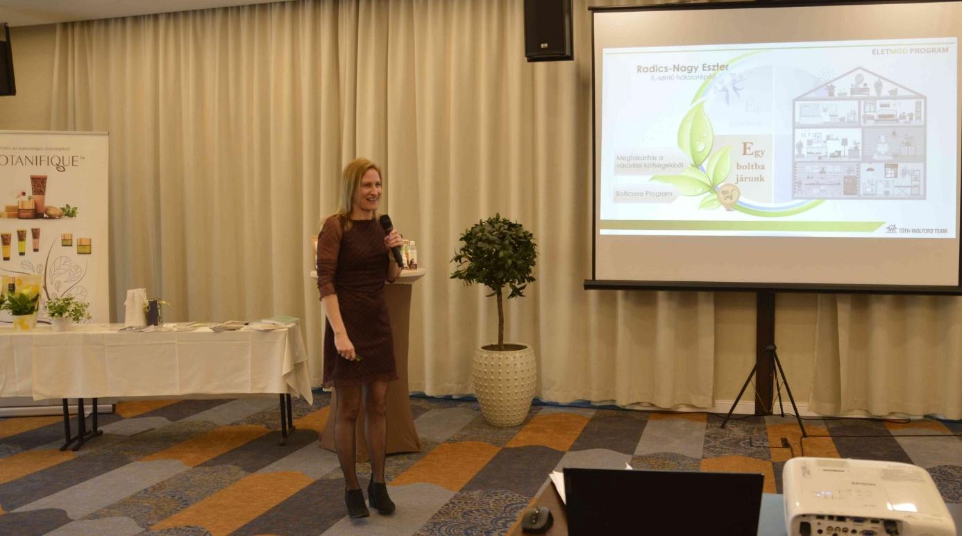A képen fedett pályás, bútorok, fal, székház látható Előfordulhat, hogy a mesterséges intelligencia által létrehozott tartalom helytelen.