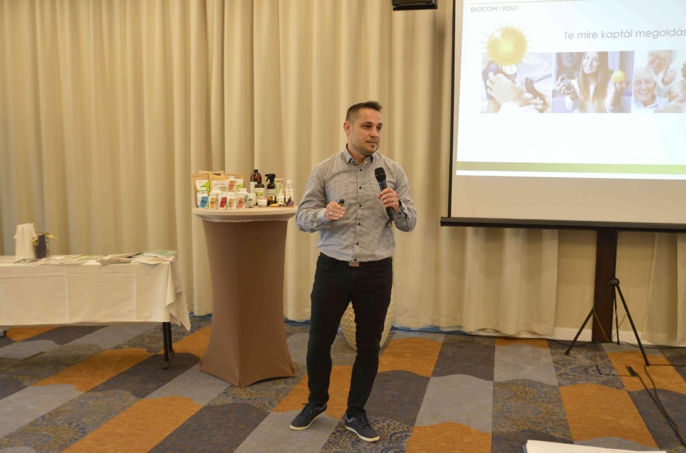 A képen ruházat, fedett pályás, személy, fal látható Előfordulhat, hogy a mesterséges intelligencia által létrehozott tartalom helytelen.