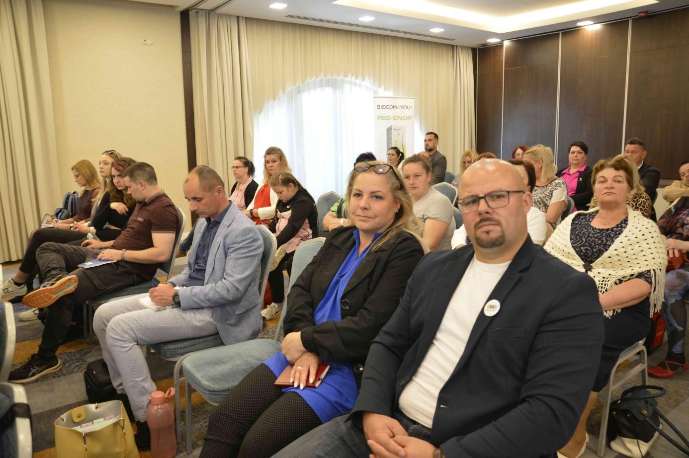 A képen ruházat, személy, ember, Emberi arc látható Előfordulhat, hogy a mesterséges intelligencia által létrehozott tartalom helytelen.
