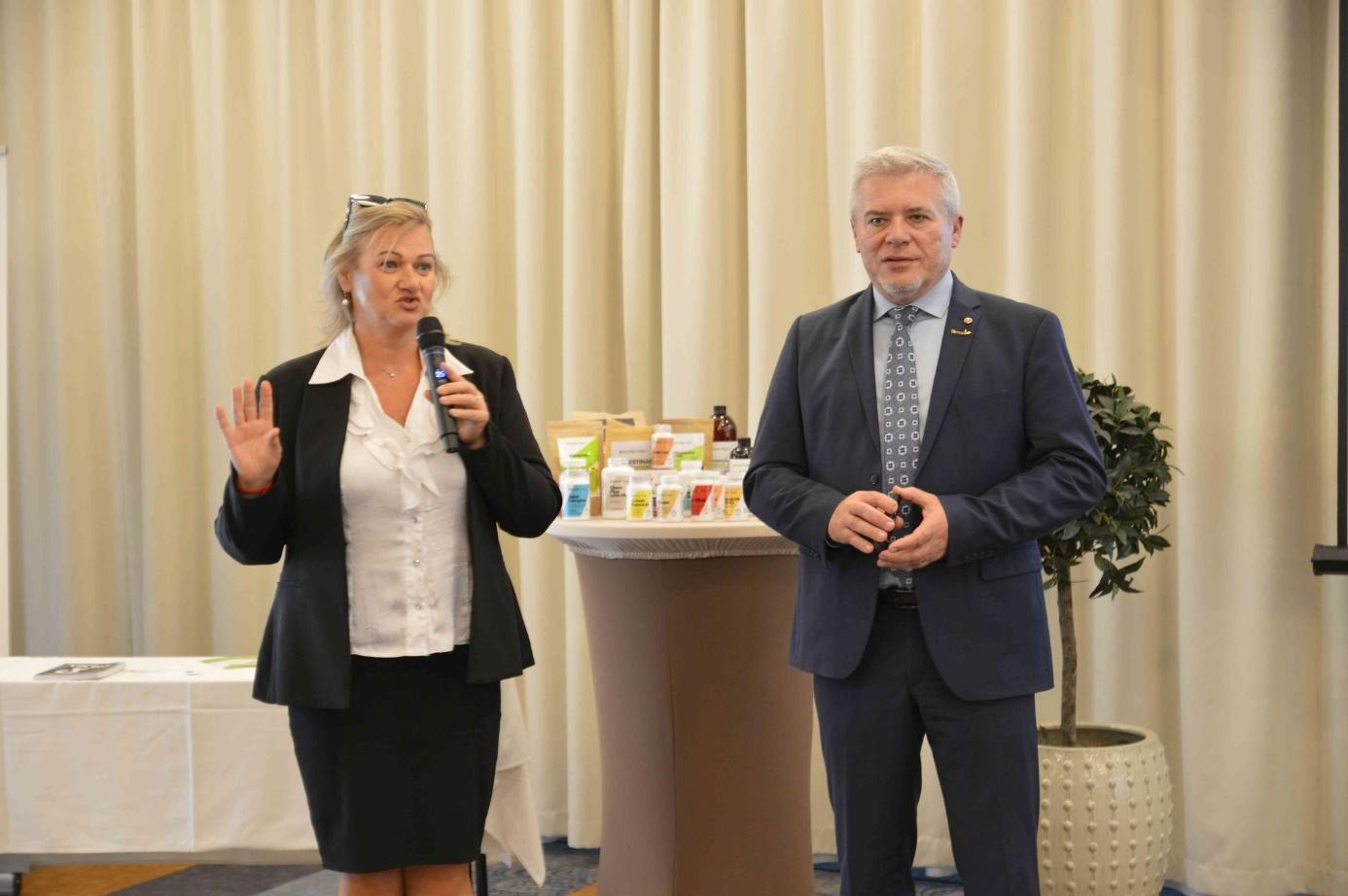 A képen ruházat, személy, ember, fedett pályás látható Előfordulhat, hogy a mesterséges intelligencia által létrehozott tartalom helytelen.