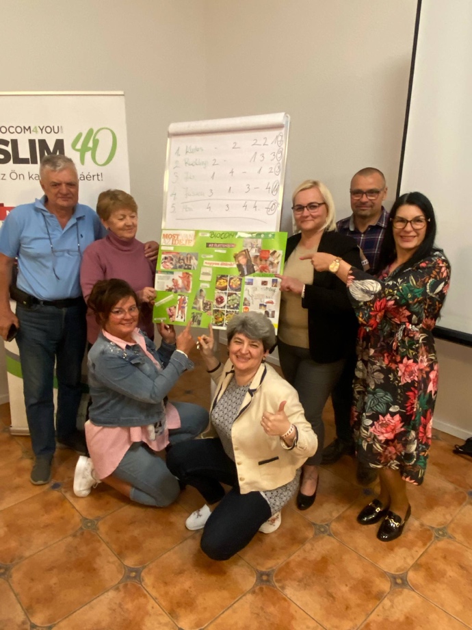 A képen ruházat, személy, Emberi arc, lábbelik láthatóElőfordulhat, hogy az AI által létrehozott tartalom helytelen.