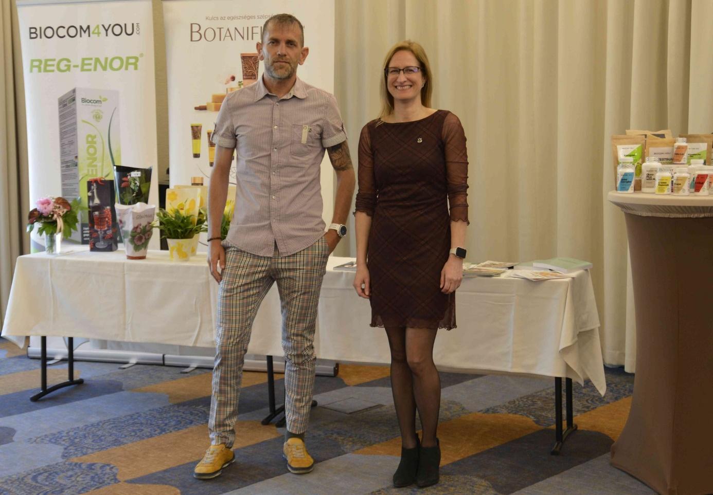 A képen ruházat, személy, lábbelik, fedett pályás láthatóElőfordulhat, hogy a mesterséges intelligencia által létrehozott tartalom helytelen.