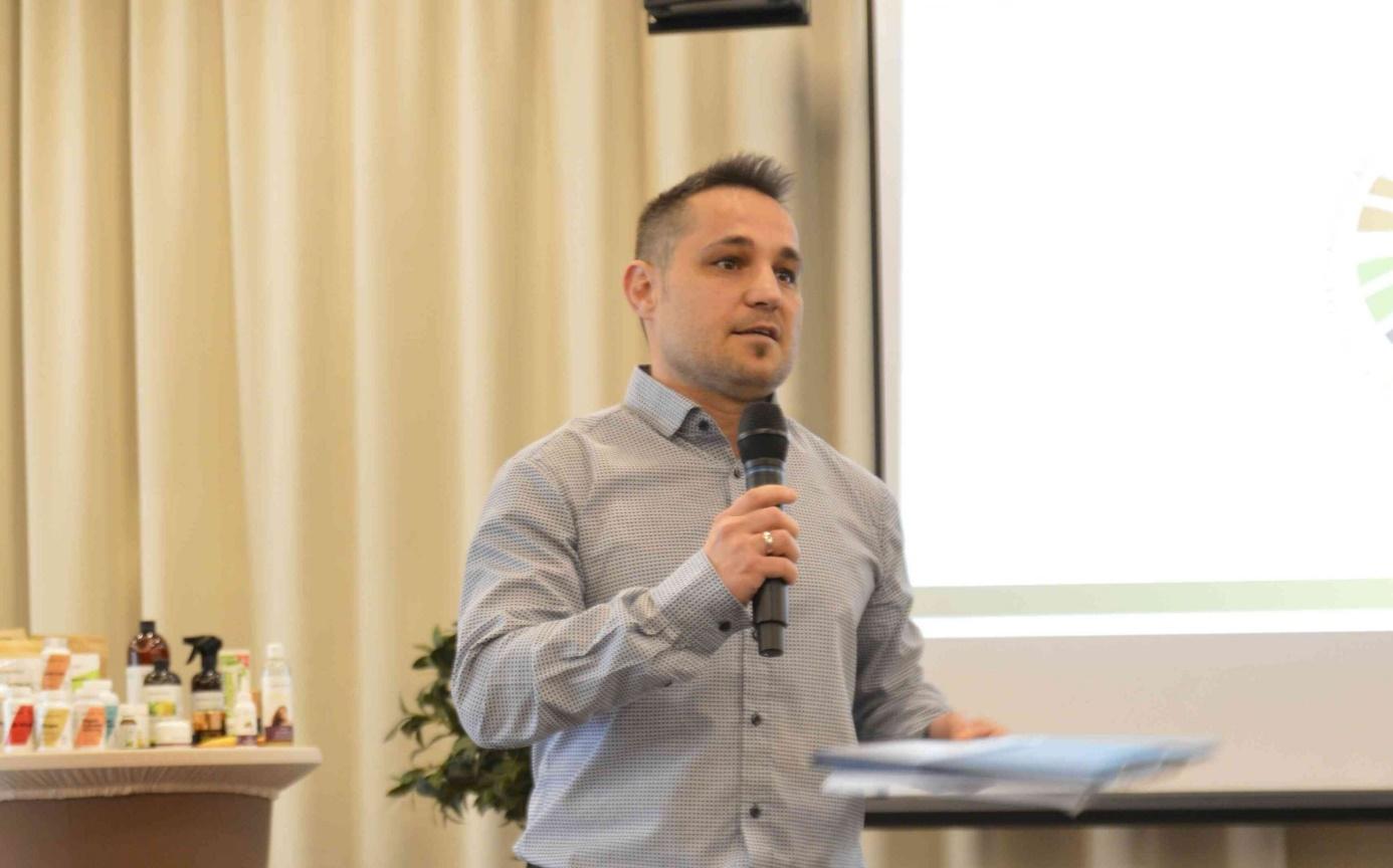 A képen személy, ruházat, Emberi arc, fedett pályás látható Előfordulhat, hogy a mesterséges intelligencia által létrehozott tartalom helytelen.