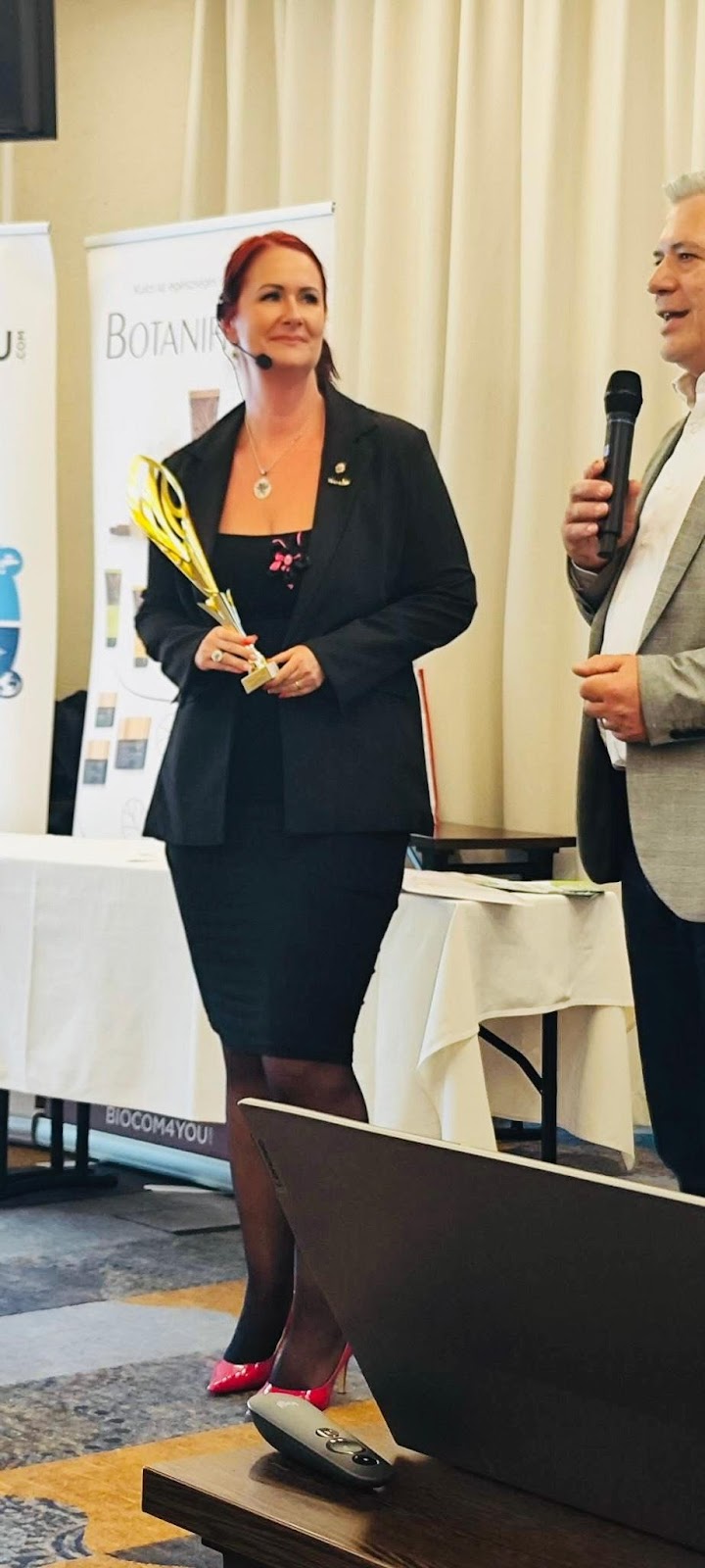 A képen ruházat, személy, Emberi arc, öltöny láthatóElőfordulhat, hogy az AI által létrehozott tartalom helytelen.