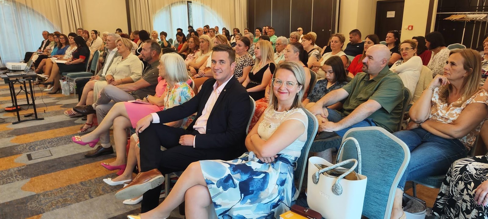 A képen ruházat, személy, nő, Emberi arc látható Előfordulhat, hogy az AI által létrehozott tartalom helytelen.