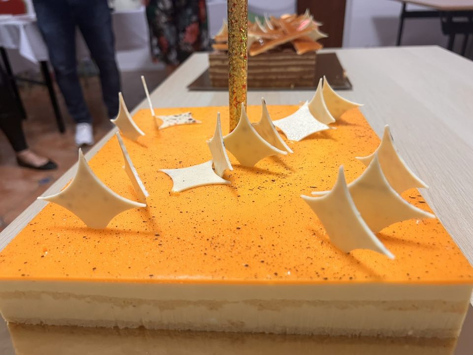 A képen asztal, lábbelik, személy, fedett pályás láthatóElőfordulhat, hogy az AI által létrehozott tartalom helytelen.