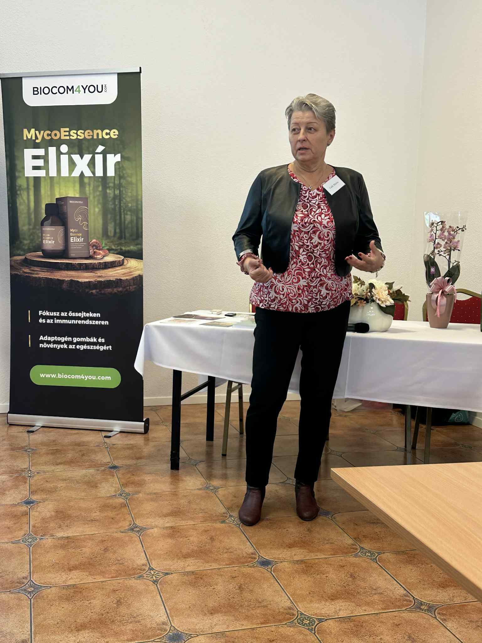 A képen ruházat, asztal, személy, bútorok láthatóElőfordulhat, hogy az AI által létrehozott tartalom helytelen.