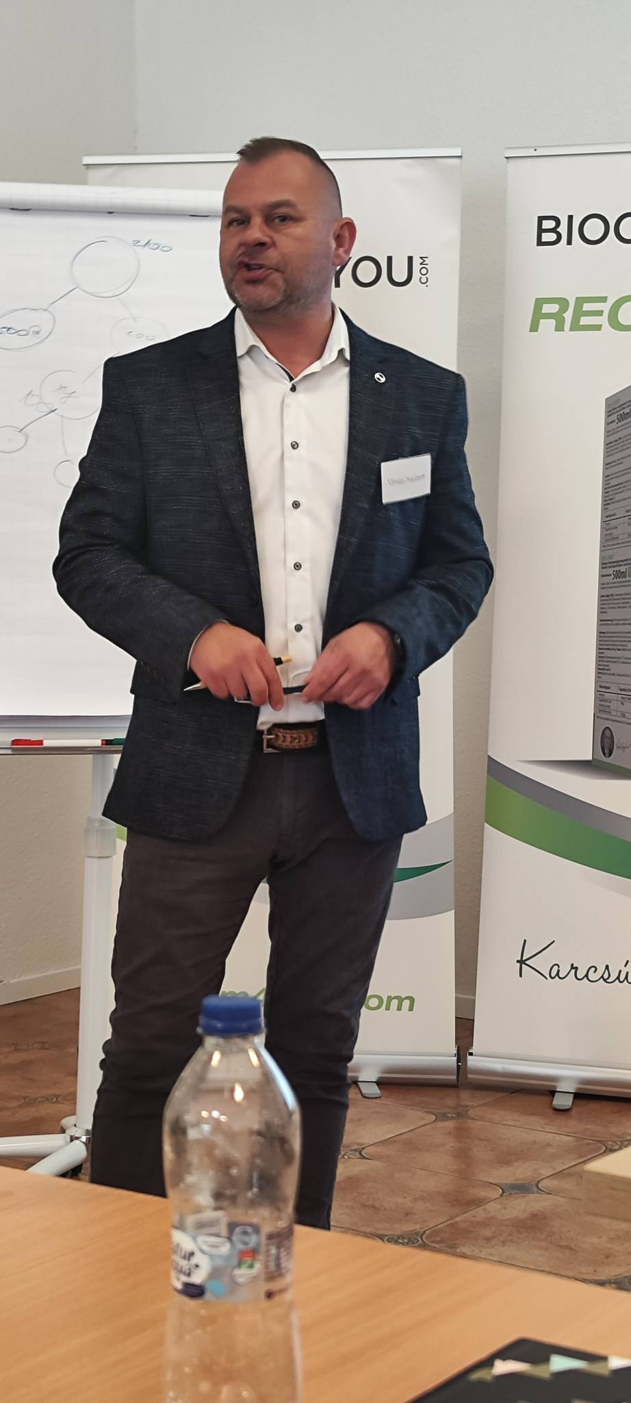 A képen ruházat, szöveg, személy, fedett pályás láthatóElőfordulhat, hogy az AI által létrehozott tartalom helytelen.