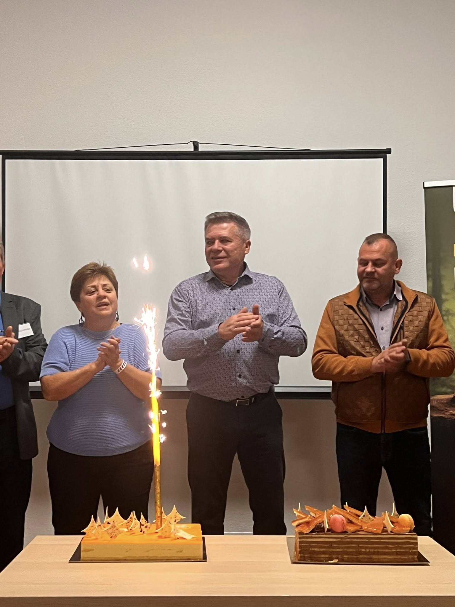 A képen személy, ruházat, fal, fedett pályás láthatóElőfordulhat, hogy az AI által létrehozott tartalom helytelen.