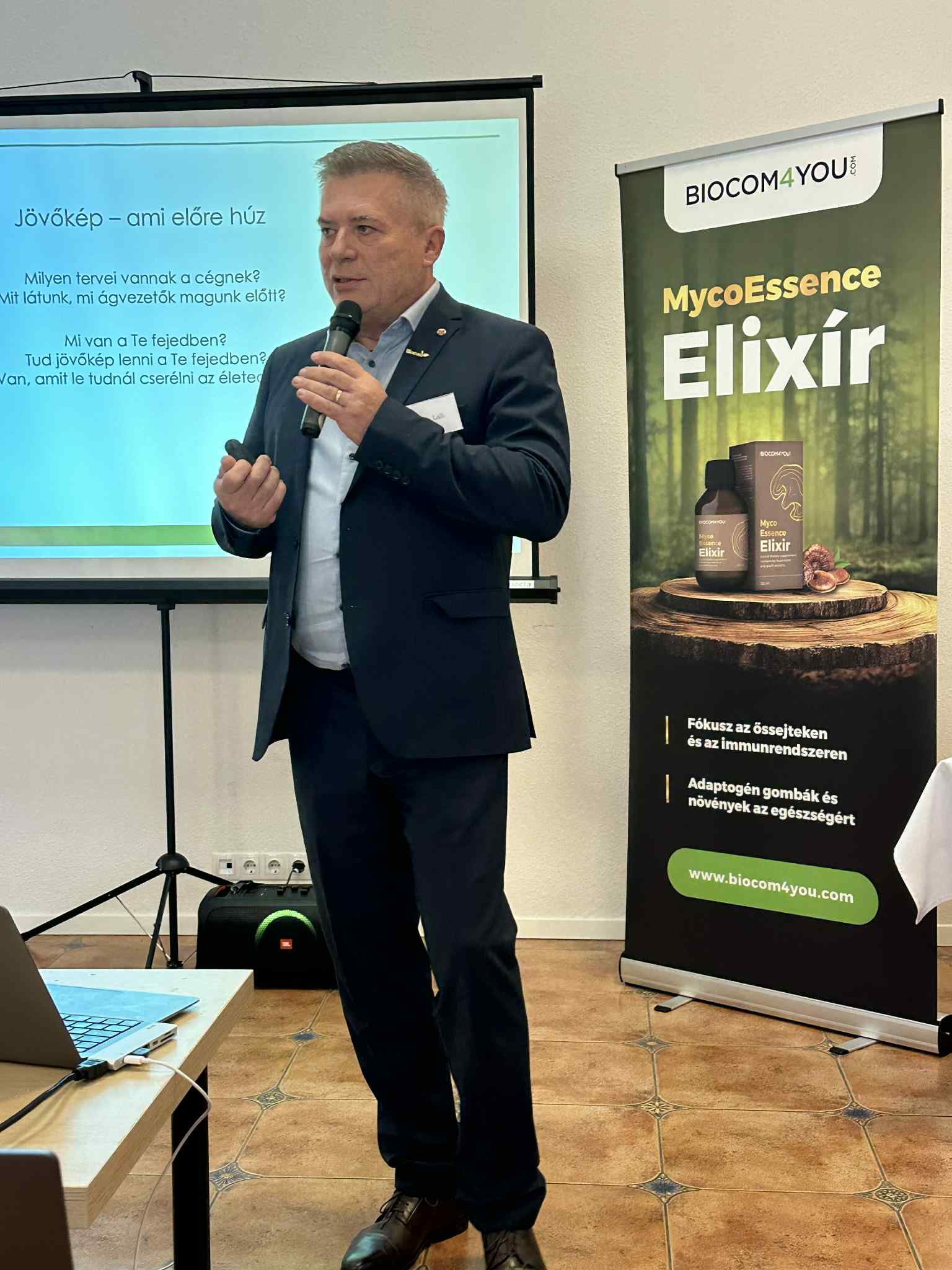 A képen szöveg, ruházat, ember, személy láthatóElőfordulhat, hogy az AI által létrehozott tartalom helytelen.