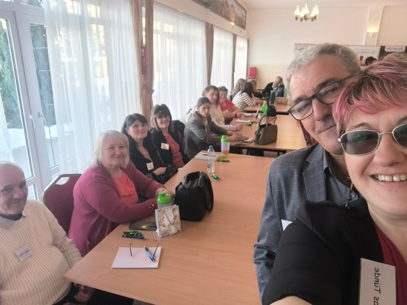 A képen Emberi arc, ruházat, személy, mosoly láthatóElőfordulhat, hogy az AI által létrehozott tartalom helytelen.