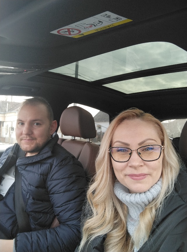 A képen Emberi arc, személy, ruházat, szemüveg láthatóElőfordulhat, hogy az AI által létrehozott tartalom helytelen.