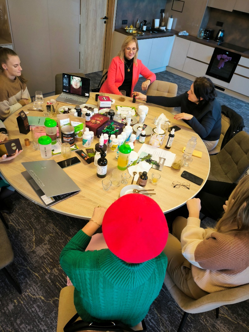 A képen fedett pályás, személy, ruházat, bútorok láthatóElőfordulhat, hogy az AI által létrehozott tartalom helytelen.
