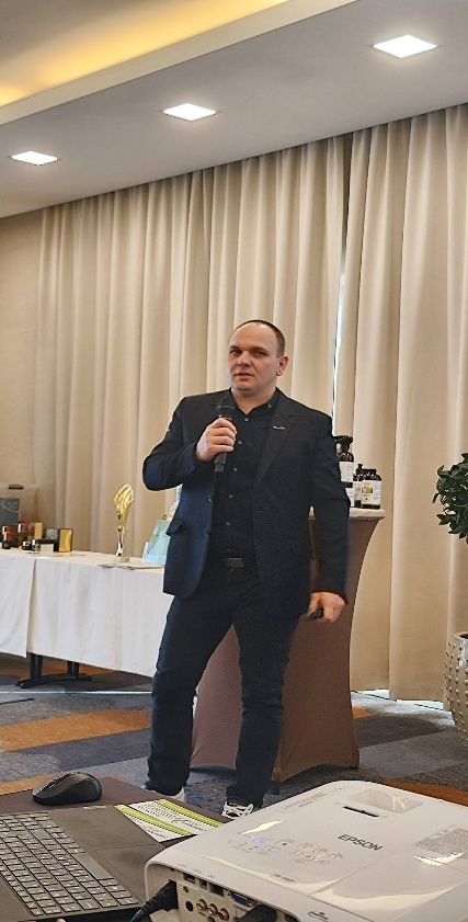 Lehet, hogy egy kép erről: , szöveg, amely így szól: „C EPSON”