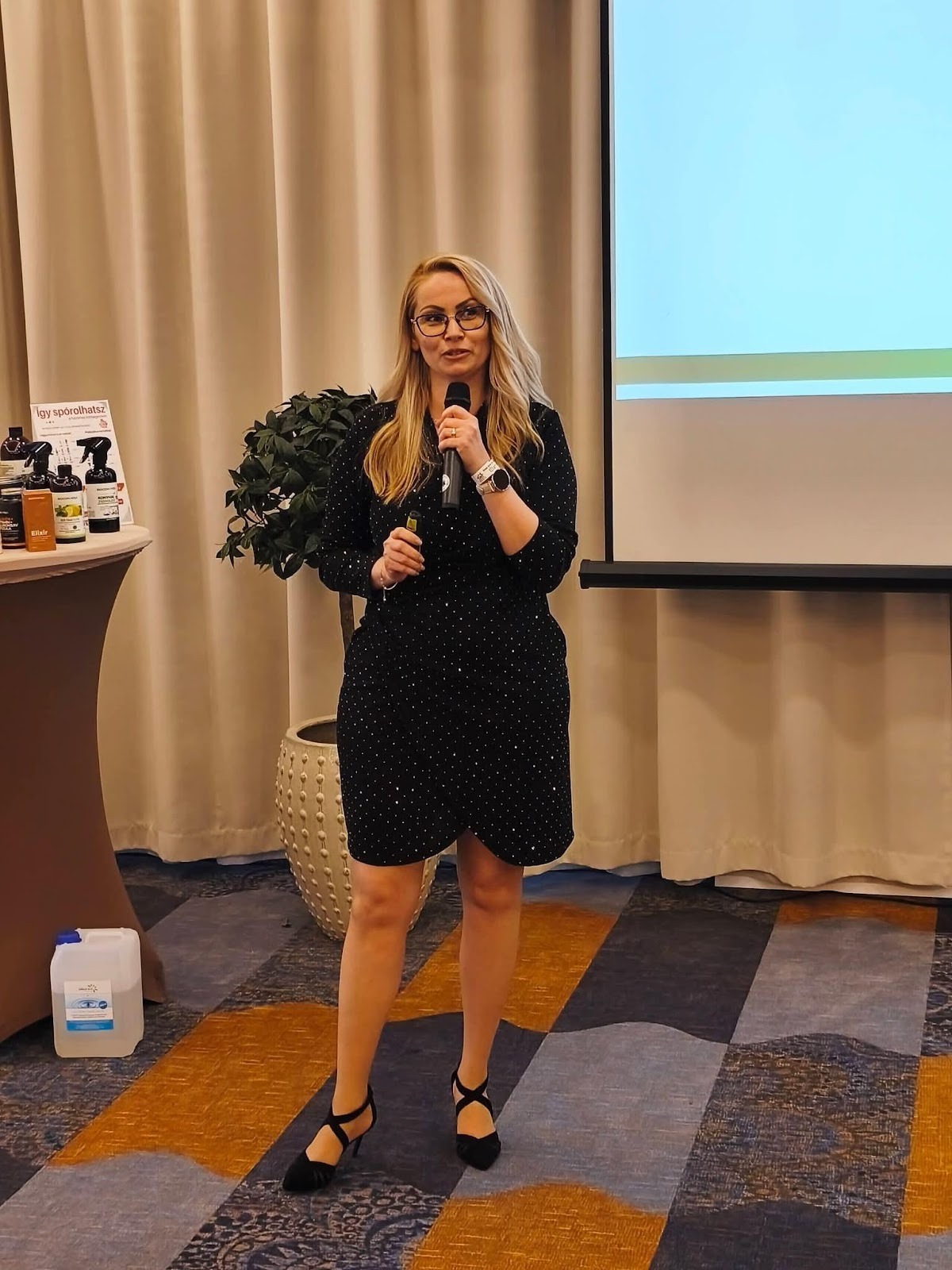 A képen ruházat, fedett pályás, lábbelik, személy láthatóElőfordulhat, hogy az AI által létrehozott tartalom helytelen.