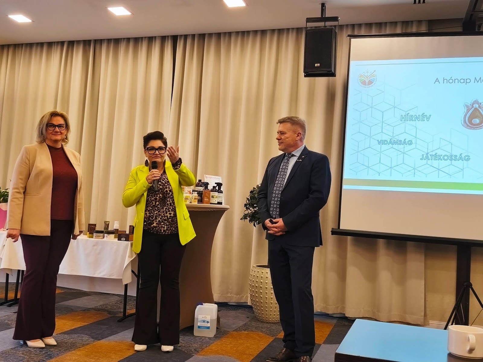 A képen ruházat, személy, fedett pályás, ember láthatóElőfordulhat, hogy az AI által létrehozott tartalom helytelen.