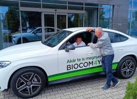 60 felett is vannak csodák: Lelkes Erzsébet óriási elismerésnek éli meg, hogy beülhettek a legjobbak Mercijébe